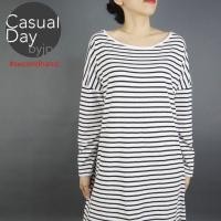 ราคา เสื้อยืดมือสองตัวยาวลายสีขาวดำเป็นคอปาดและแขนยาวเนื้อผ้าบางกำลังดีสามารถยืดได้ตามตัว​ราคาพิเศษตัวละ100บาทค่ะ (7837570293)