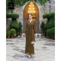 ราคา luxe เดรสเสื้อคอวีป้ายแขนยาว กระโปรงยาวจับเดรปข้างลำตัว ดีเทลแต่งชายระบายขนนก ตัวชุดทำจากผ้าราเม่ (29910960997)