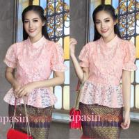 ราคา Siampasin เสื้อลูกไม้ ผ้านุ่มยืดหยุ่น ไม่คัน อก 32-36 นิ้ว 34-38 นิ้ว สีโอรส แขนสั้นตุ๊กตา ระบายวีหน้า Blouse (22152463417)