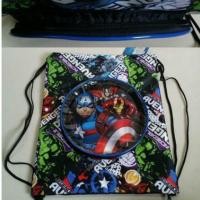 ราคา ลิขสิทธิ์แท้ เป้หูรูดใส่ชุดว่ายน้ำ ใส่ของได้ กลมๆ ด้านหน้า เป็นกระเป๋ามีซิปด้านบน ลาย Avenger อเวนเจอร์ ขนาด 13*15นิ้ว (1266714943)