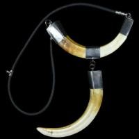 ราคา เขี้ยวหมูตันเลี่ยมเงิน 1คู่ พร้อมสายห้อยคอ (1813662204)