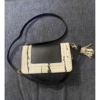 ราคา กระเป๋าสะพาย หนังเทียม ขาว-ดำ มือสอง (40005413984)