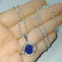 ราคา จี้พลอยไพลิน สีน้ำเงิน Blue Sapphire ฝังเพชร cz ตัวเรือนเงินแท้92.5% ชุบทองคำขาว ไม่รวมสร้อยคอโชคเกอร์ พลอยแท้ธรรมชาติ (3004466148)
