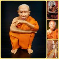 ราคา หลวงพ่อคูณ ปริสุทโธ วัดบ้านไร่ (หน้าตัก5นิ้ว สูง18ซม.)งานไฟเบอร์หุ่นขี้ผึ้ง ห่มจีวรติดผมจริง (9316954451)
