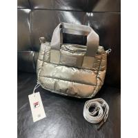 ราคา FILA CROSS BODY SHINE สี silver ของแท้สภาพดี กระเป๋า fila พร้อมสายสะพาย (45056189845)