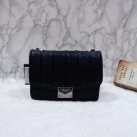 ราคา ของแท้ กระเป๋าสะพาย Guess Mini CRossbody Bag กระเป๋าสะพายข้างด้านหน้าติดโลโก้แบรนด์ (26534787474)