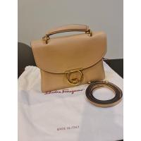 ราคา Used twice! กระเป๋า Salvatore Ferragamo แท้ 100% สีเบจ (25254623605)