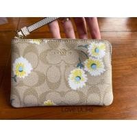 ราคา Coach C3360 Corner Zip Wristlet In Signature Canvas With Daisy Print กระเป๋าคล้องมือ