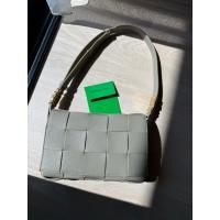 ราคา Bottega Veneta Cassette bag Bottega Veneta Cassette In Intreccio Grained Leather With Gold Finish Taupe (52852352217)