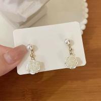 ราคา Gleamz ต่างหูมุกดอกเคมีเลียไม่มีเครื่องประดับที่ไม่ก่อให้เกิดภูมิแพ้สําหรับผู้หญิง E135 (53954492833)