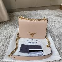 ราคา Like new Prada saffiano crossbody ปี2018 สีcameo สภาพสวยเลยค่า ขอบมุมไม่ถลอก ภายในสะอาด สีสวยมาก เข้ากับชุดง่ายมากค่า หา (7569463295)