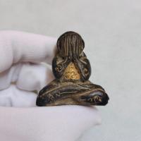 ราคา พระปิดตา หลวงพ่อครน วัดบางแซะ พิมพ์เข่ากว้างมีหู เนื้อผงคลุกรัก องค์พระมีรอยจาร รอบองค์ (23044431939)