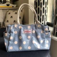 ราคา กระเป๋าถือ Cath Kidston แท้ ลายจุด สีฟ้าอ่อน ขนาด 12.5“x10x5.5" 4 ช่องใช้งาน (52754633772)