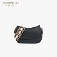 ราคา COCCINELLE กระเป๋าสะพายผู้หญิง รุ่น RAQUEL CROSSBODY BAG 150301 สี NOIR/CUIR (26976917598)