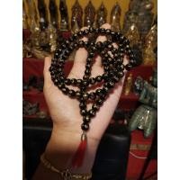 ราคา สร้อยประคำนิลดำ Onyx แกะลายโอม มณี ปัทเมหุม 108 เม็ด พู่แดง (7981329615)