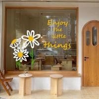 ราคา อิน สไตล์เดซี่ลายกระจกประตูหน้าต่างสติกเกอร์เหมาะสําหรับตกแต่งร้านขายเสื้อผ้าร้านชานมร้านอาหารคาเฟ่ร้านห้องนอนประตูสติ๊กเกอร์ติดผนัง (26854006578)