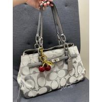 ราคา Coach Chelsea Signature Carryall ลายซีสีเทาสวยมาก สภาพดีมาก ภายในสะอาด ใส่ไอแพดได้ (43623020395)