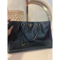 ราคา Used PRADA ส่งต่อ กระเป๋า Prada หนังซาฟิโน่ สีดำ คล้องแขน สะพายไหล่ used แท้ 100% (25979765672)