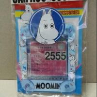 ราคา อุปกรณ์ แต่งรถ แผ่นติดป้าย พรบ.ลาย มูมิน Moomin แบบมีจุ๊บติดกระจก (1491406757)