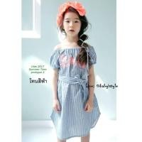 ราคา รหัส KKL027Aเด็กโต เดรสสม็อคเกาะอกลายริ้วสีฟ้าชายโค้ง ปักดอกไม้สีชมพู ผูกริบบิ้นที่เอว ถอดได้ (18595495331)