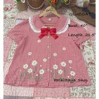 ราคา Used เสื้อคอบัวลายสก๊อตสีขาวแดง ชายปักลายดอกเดซี่ แขนตุ๊กตาแต่งโบว์197 (55703185486)