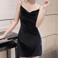 ราคา เดรสสั้นเว้าหลังกำมะหยี่สีดำ (3764468288)
