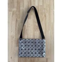 ราคา (Used) ส่งต่อกระเป๋า Bao Bao ของแท้ ขนาด 8x5 สีบรอนซ์ ไม่มีอุปกรณ์ สภาพนางฟ้า ไม่มีตำหนิหนัก (13061229596)