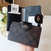 ราคา กระเป๋าสตางค์ Coach ใบกลาง รุ่น2พับ กระดุม ลายซีน้ำตาลอ่อน น่าใช้มากค่ะรุ่นนี้ (48406681403)