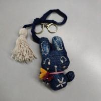 ราคา พวงกุญแจผ้าย้อมคราม ปีกระต่าย ตุ๊กตาห้อยกระเป๋า ผ้าคราม สกลนคร ของขวัญ (22515797146)