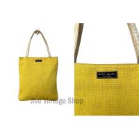 ราคา KATE SPADE ของแท้ กระเป๋าทรงถือ เป็นผ้า สีเหลืองสดใส แต่งขอบและหูจับด้วยหนังแท้ มือสองสภาพดี(มีรอยเปื้อนจางๆที่ด้านหลัง) (20285237776)