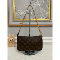 ราคา Louis Vuitton Pochette Monogram มือสอง (29232410863)