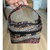 ราคา กระเป๋าใส่เครื่องสำอาง LeSportsac มือสอง สภาพดี น่ารัก ไม่มีตำหนิแตกขาด ภายในมีรอยคราบกาวตามรูป✨✨ (53201488415)