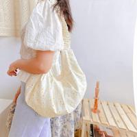 ราคา พร้อมส่ง กระเป๋าผ้าสะพายข้างปักลายดอกเดซี่ (B017) (4732929809)