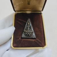 ราคา พระกำลังแผ่นดิน พระสมเด็จจิตรดา ปี2508 พร้อมกล่องเดิม ด้านหน้าติดตราครุฑ ด้านหลังปิดแผ่นทองคำ วัดบวรนิเวศวิหาร (15399413724)