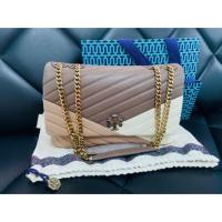 ราคา กระเป๋าสะพายไหล่tory burch kira แท้ อุปกรณ์ครบ. KIRA CHEVRON CONVERTABLE SHOULDER BAG SIZE 11" (7125922746)