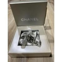 ราคา แหวน Chanel มือ2 ของแท้ % เป็นแหวนโลหะสีเงิน ดีไซน์เป็น ดอกคามิเลีย ซึ่ง เป็นสัญลักษณ์ที่โดดเด่นของแบรนด์ Chanel (44652800233)