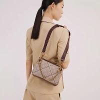 ราคา กระเป๋า charles & keith สีน้ำตาล สายหนัง Crossbody ออก Shop ไทย ของแท้ 100% (24300601672)