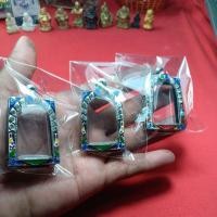ราคา กรอบพระสมเด็จเนื้อเงินผสมขนาดพระที่เหมาะกว้าง2.3×3.6ซม.เล็กใหญ่ได้นิดหน่อยมีห่วงพร้อมยาง(คละสี)ราคาต่อ1ชิ้น (44113944965)