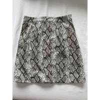 ราคา กระโปรงหนังลายงู จาก h&m ไซส์ xs มือสอง สภาพ 100% skirt (11329254885)