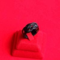 ราคา แหวนถักเปียแบบพิรอดสีดำล้วน (56404585649)