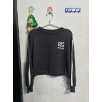 ราคา เสื้อครอป Fila x Lovetoxic สีเทาเข้ม มือสองของแท้ (45400269754)