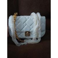 ราคา กระเป๋าสะพาย Charles n keith สายโซ่สีขาว(still ใหม่) (44355751010)