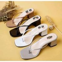 ราคา รองเท้าแตะรัดส้นแบบหูคีบเรียบง่าย5ซม (21868195752)