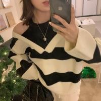 ราคา พร้อมส่ง เสื้อไหมพรมแขนยาวลายทางสีขาว-ดำ ทรงเปิดไหล่ ดีไซน์เย็บแต่งทรง2เลเยอร์ติดกันในตัวเดียว ผ้าไหมพรมเส้นเล็ก (16107841367)