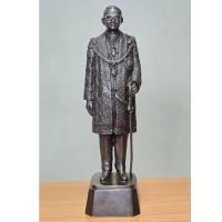 ราคา พระบรมรูปหล่อ รัชกาลที่9 ทรงยืนชุดฉลองพระองค์เต็มยศ สูง11.5นิ้ว เนื้อทองเหลืองรมดำ (42611742203)