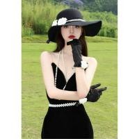 ราคา หมวก fedora ปีกกว้าง, หมวกผ้าสักหลาดปีกกว้างพร้อมดอกไม้สีขาว 2 ดอก และเข็มขัดมุกเทียมหรูหรา (54606092371)