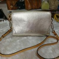 ราคา กระเป๋าcoach. ของแท้​ มือ2 สีทองเมเทอลิค​ หนังแท้ ขนาด​8นิ้ว​ สูง6นิ้ว​ สภาพดี​ ซับมีเปื้อนนิด อะไหล่สีทอง9K สวย​ (3125272595)