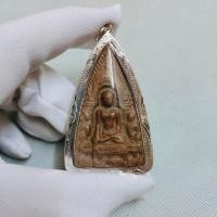 ราคา พระเลี่ยงลำพูน พระสามหริภุญชัย กรุวัดดอนแก้ว เป็นพระพิมพ์ทรงเครื่องปางมารวิชัยขัดสมาธิเพชร สองข้างมีอัครสาวกนั่งชันเข่า (18481635075)