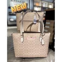 ราคา COACH กระเป๋าสะพายไหล่ รุ่น Gallery Tote Bag In Signature Canvas มีสีให้เลือก (54851019875)