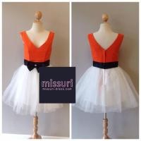 ราคา ชุดราตรีมือ 2 ชุดราตรีสั้น เสื้อสีส้มคอวี แขนกุด ตรงเอวประดับด้วยโบว์สีดำ เน้นเอวกระโปรงสีขาวบานระบายเข้ารูปทรงสุ่ม (5594827505)